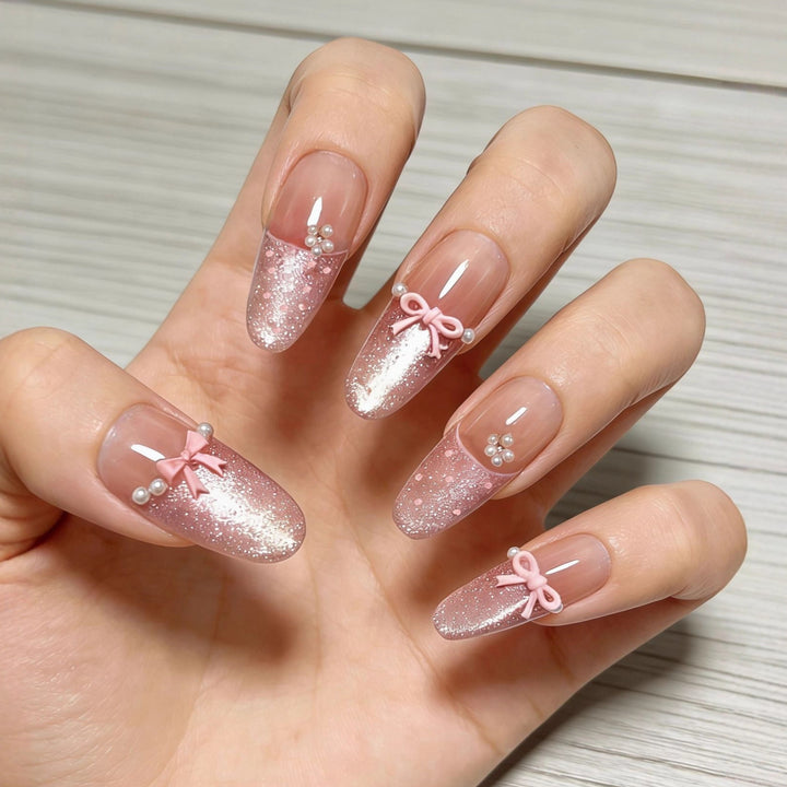 Elegante Kunstnägel mit Zarten Farbverläufen und Schleifchen Karnz