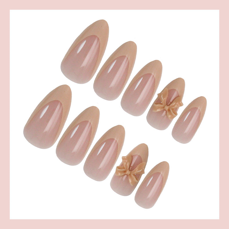 Kunstnagelset mit eleganten Spitzen und romantischen Schleifenverzierungen Karnz