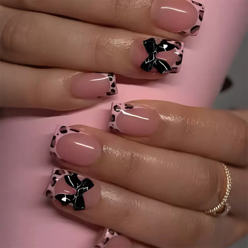 Dekoratives Press-On Nagelkunst-Set mit einzigartigen Schleifen- und Leopardenakzenten Karnz