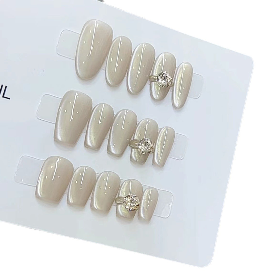 Elegante Press-On-Nagelkunst mit Juwelenakzenten Karnz