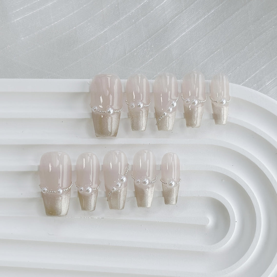 Elegantes Press-On-Nagelset mit Perlen- und Metallic-Akzenten