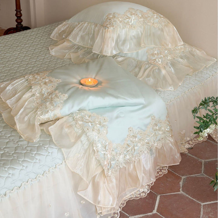 Elegante Bettwäsche-Garnitur aus Satin mit mehrlagigem Organza-Volant und feiner Blumen-Spitzenborte