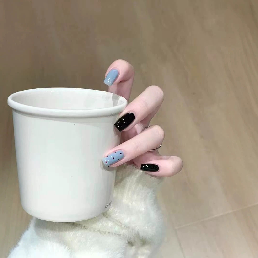 Künstlerische Press-On Nagelkunst mit kreativen Designs