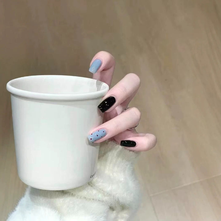 Künstlerische Press-On Nagelkunst mit kreativen Designs