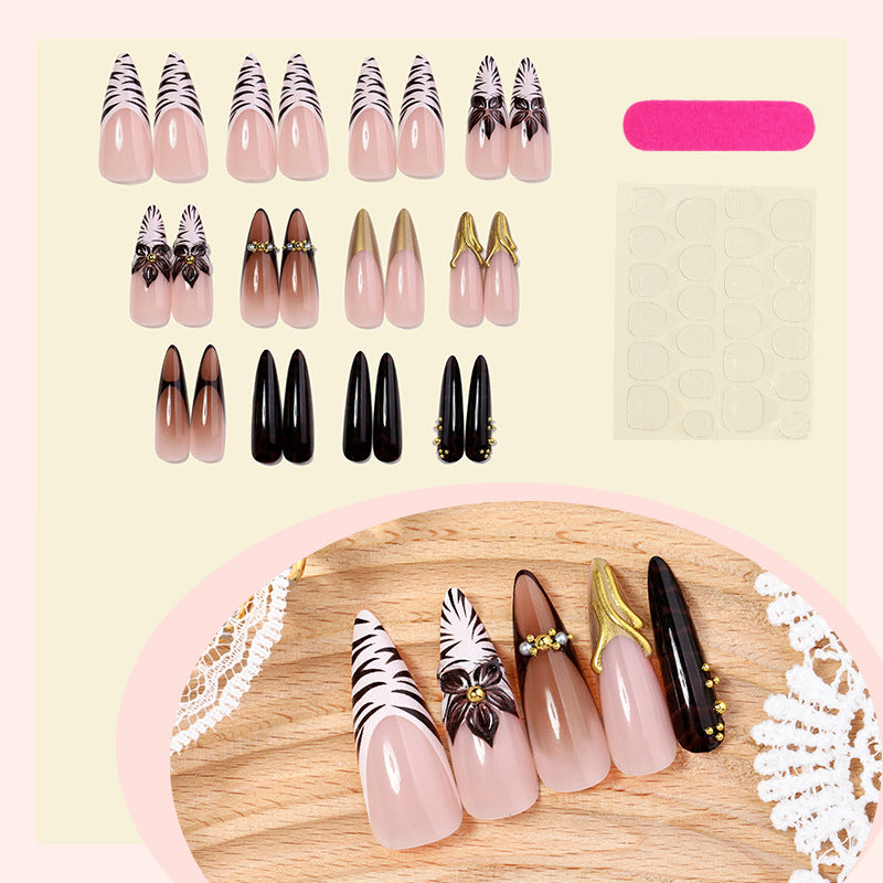 Künstlerisches Stiletto Press-On Nagelset mit kreativen Mustern Karnz