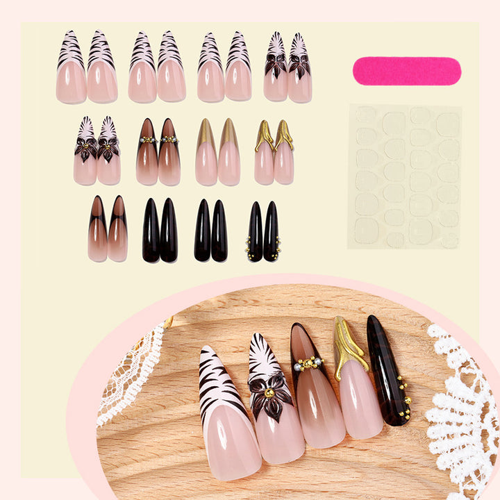 Künstlerisches Stiletto Press-On Nagelset mit kreativen Mustern Karnz