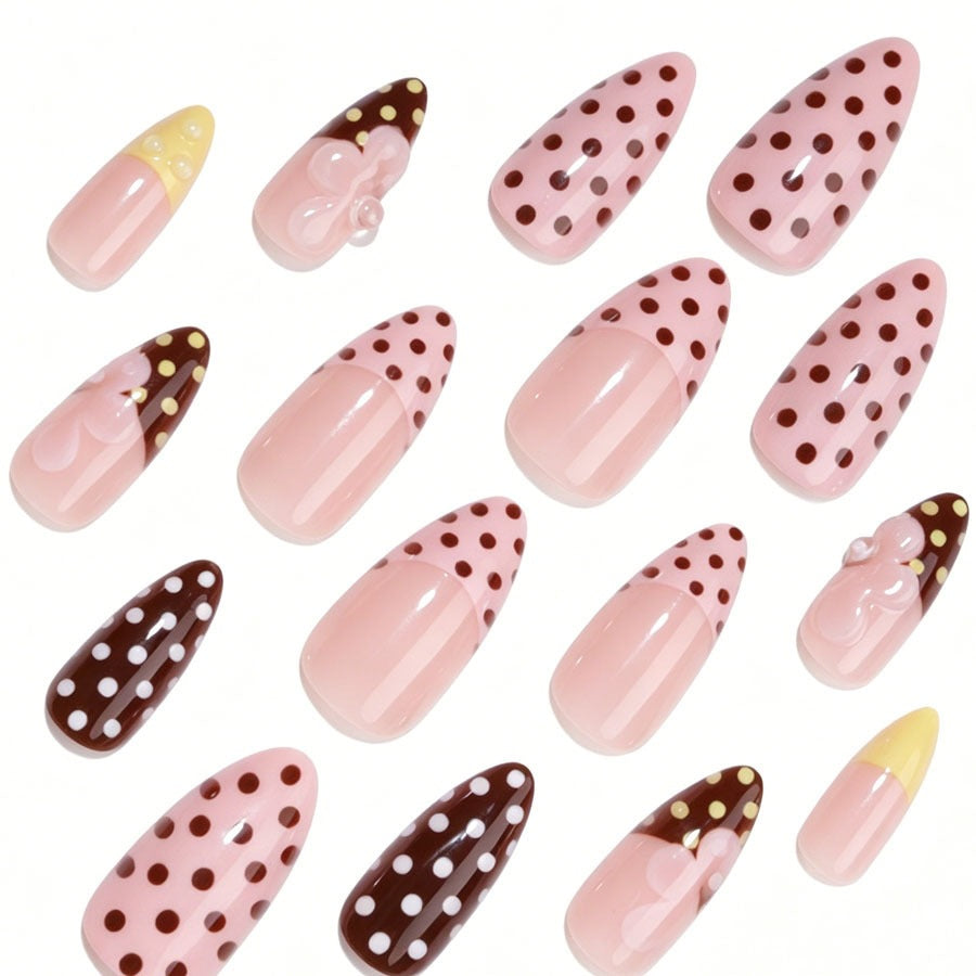 Kreatives Kunstnagelset mit Blumen- und Punkte-Design Karnz