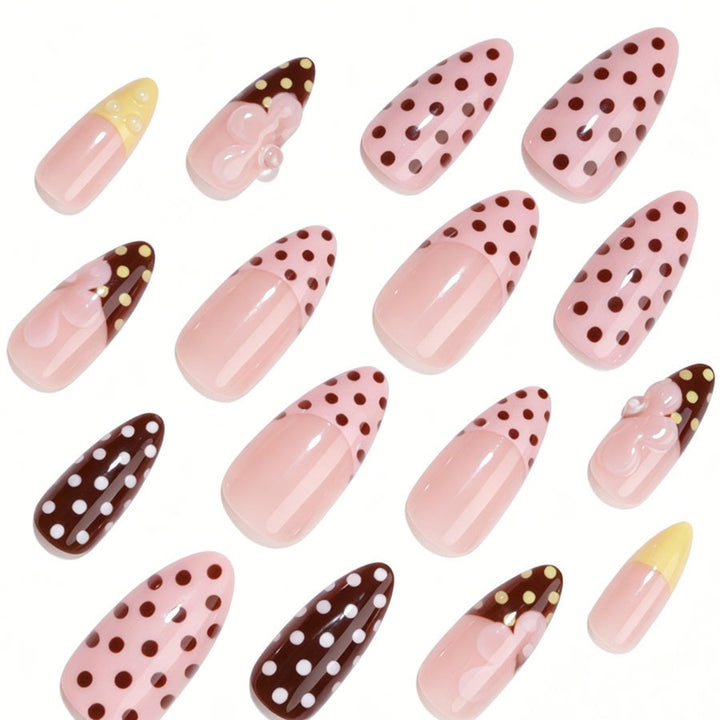Kreatives Kunstnagelset mit Blumen- und Punkte-Design Karnz