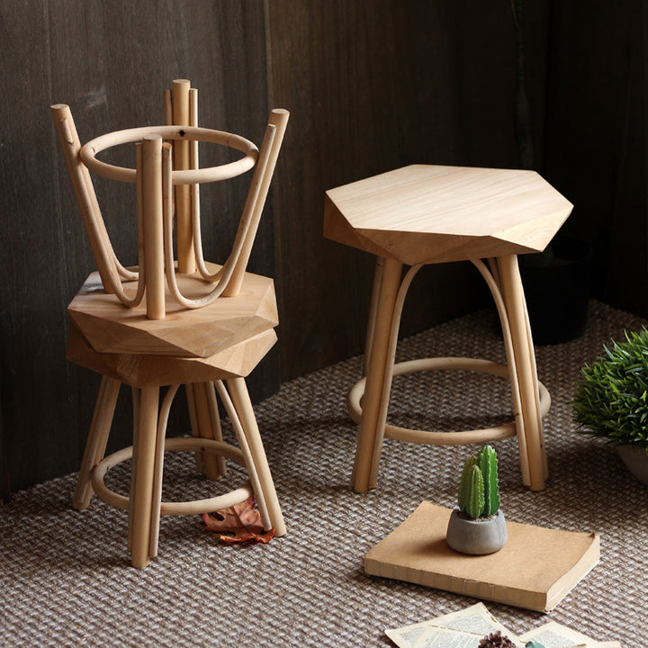 Moderner Hocker aus massivem Holz Karnz