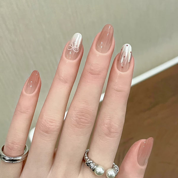 Elegantes Press-On-Nagelkunst-Set mit dekorativen Akzenten Karnz