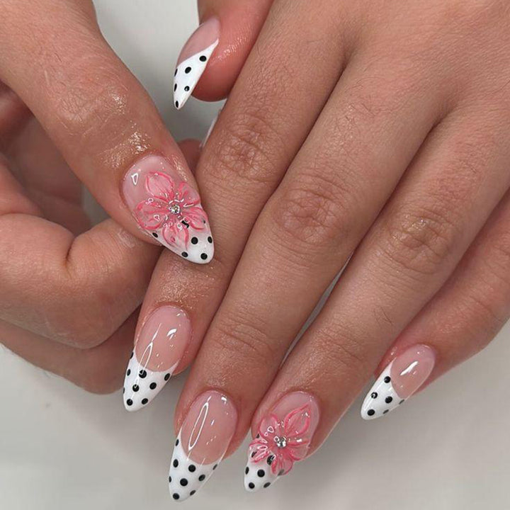 Kunstnägel mit Elegantem Blüten-Design und Punkten Karnz
