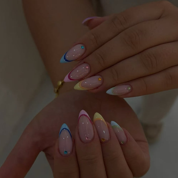 Kunstnagelset mit eleganten Farbverlauf und 3D-Akzenten Karnz