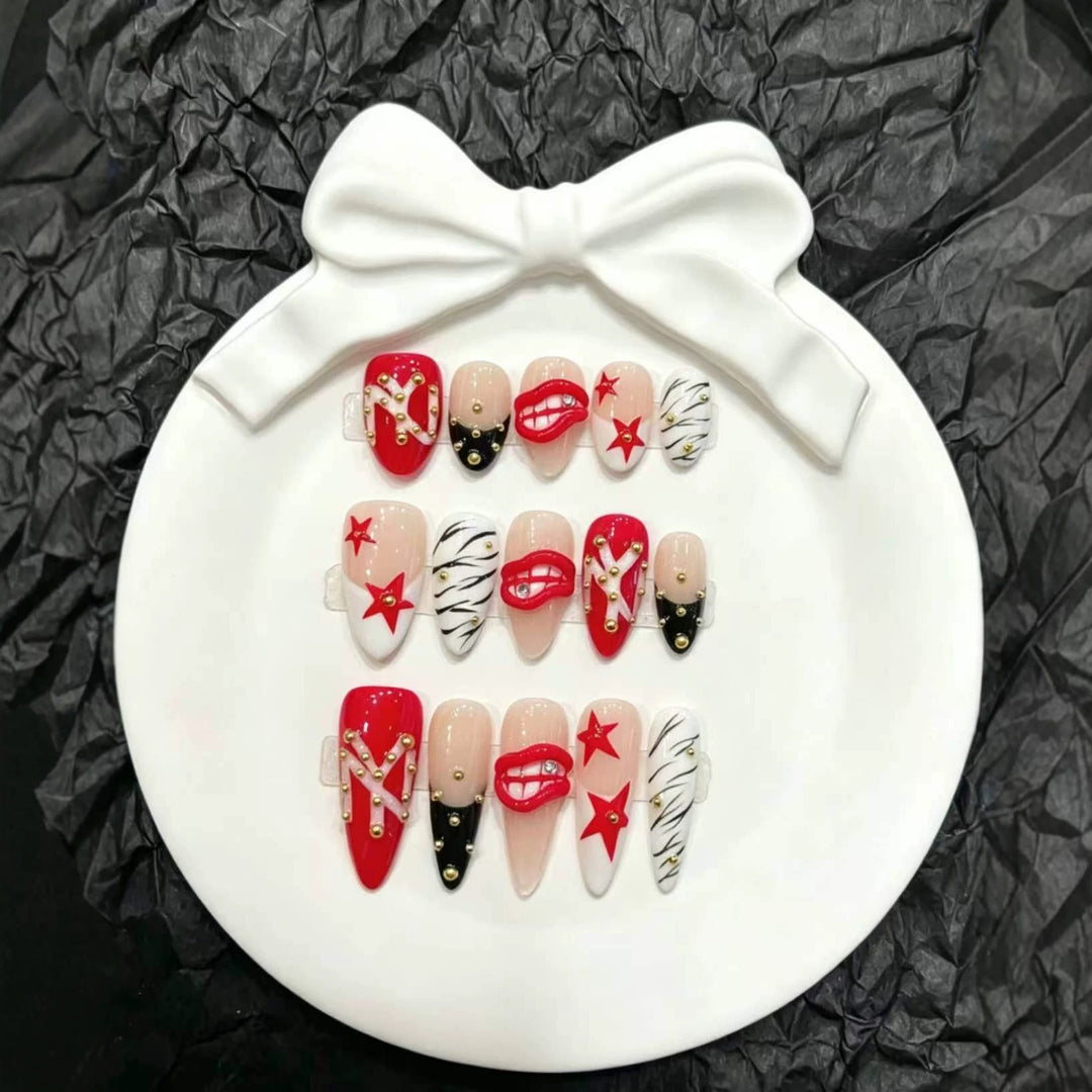 Dekoratives Press-On Nagelkunst-Set mit floralen und verspielten Designs