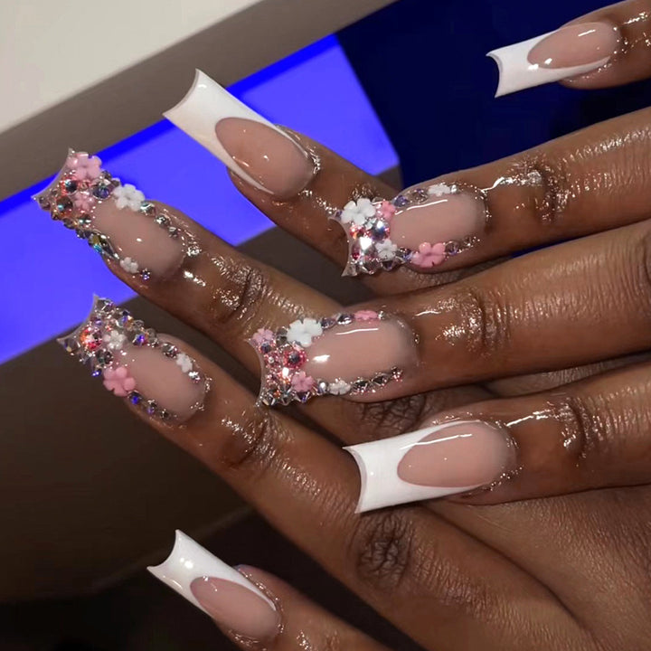 Künstlerisches Press-On Nagelkunst Set mit floralen Akzenten Karnz