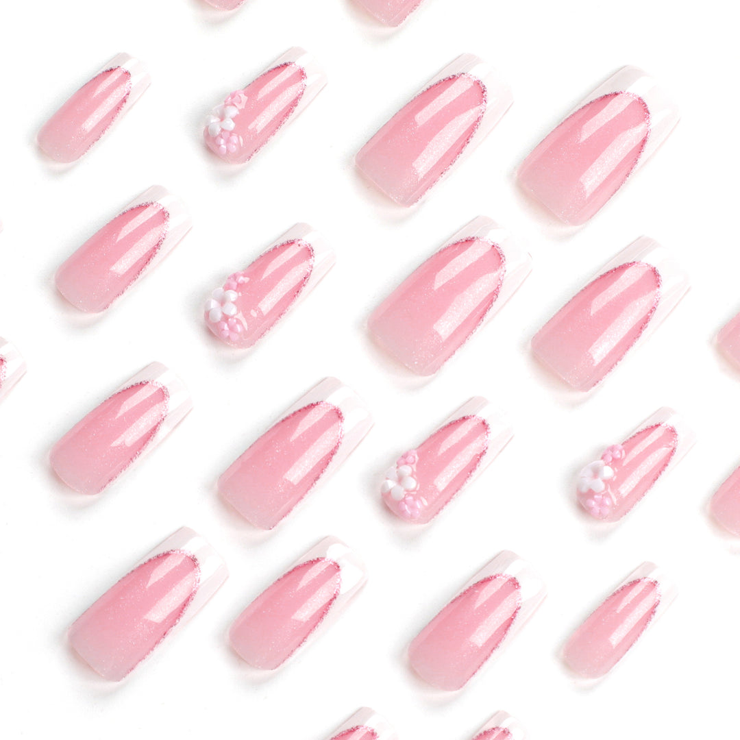 Kunstvolle Nagelverlängerungen mit Glitzer- und Blumenakzenten Karnz