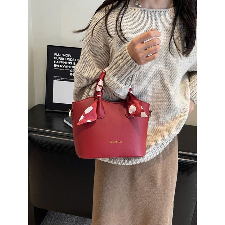 Stylische mit Schal verzierte Handtasche Karnz