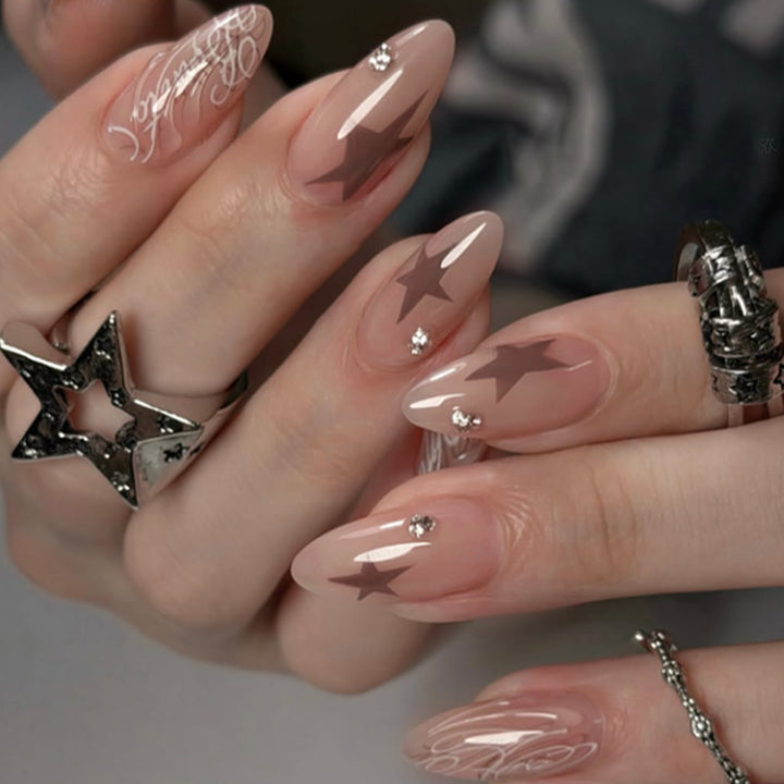 Künstlerisches Press-On Nail Set mit Stern- und Perlenakzenten Karnz