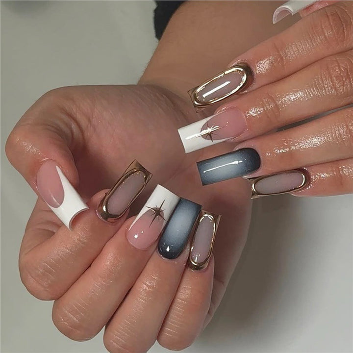 Elegante Stiletto-Nagelverlängerungen mit goldenen Akzenten Karnz
