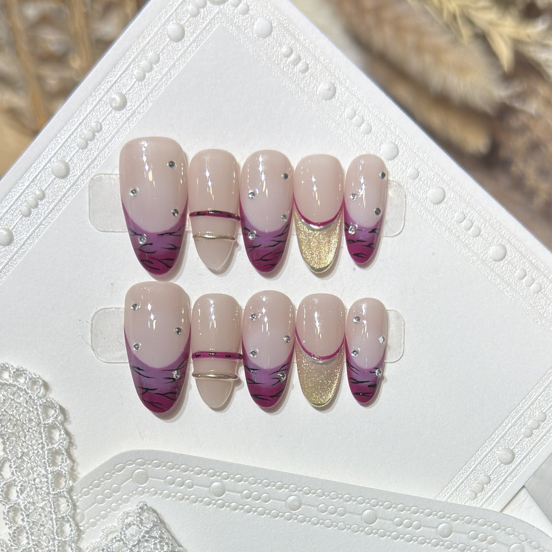 Künstlerisches Stiletto Press-On Nagelset mit Strassakzenten Karnz