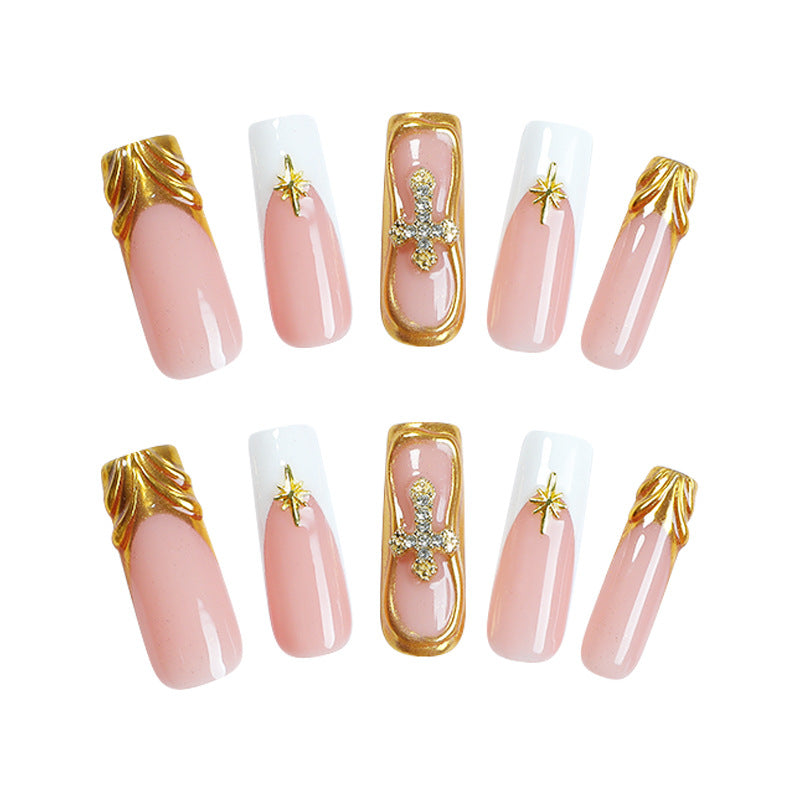 Kreatives Kunstnagelset mit glitzernden Goldverzierungen Karnz