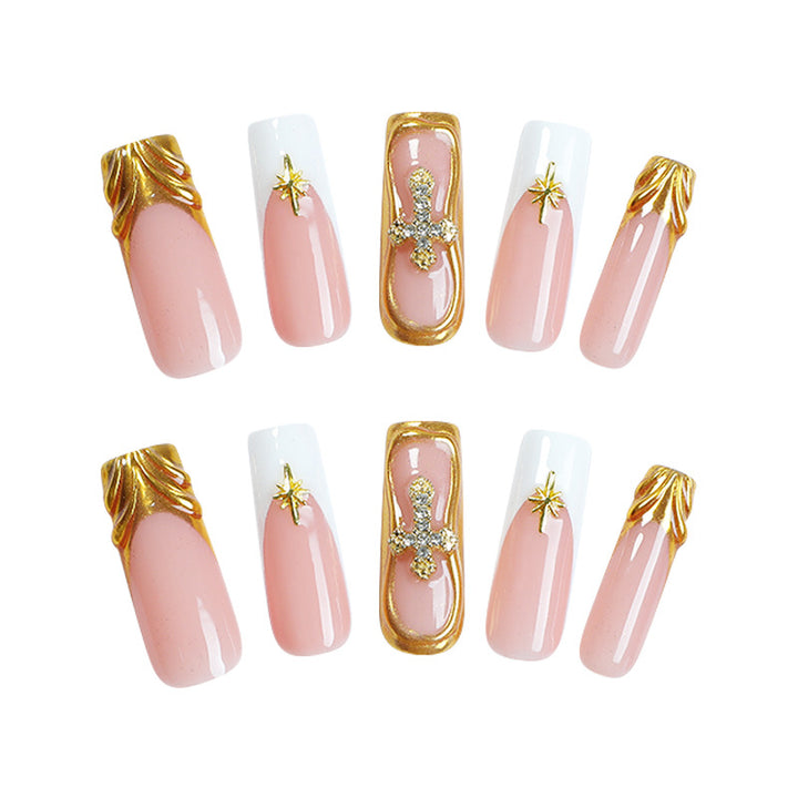 Kreatives Kunstnagelset mit glitzernden Goldverzierungen Karnz