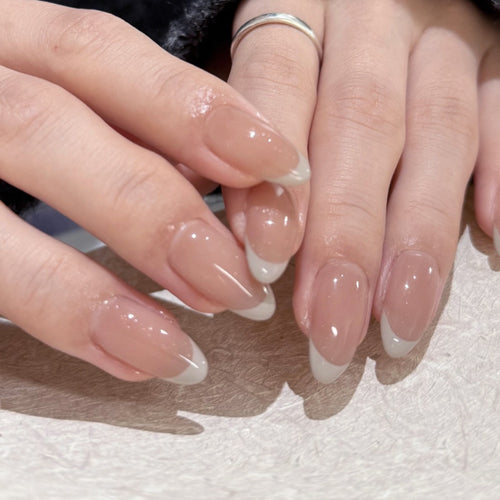 Elegante French-Tip Kunstnägel Karnz