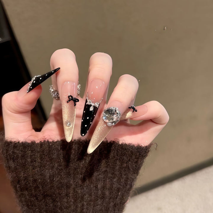 Elegante mit Kristallen verzierte Stiletto-Presse-Nägel Karnz