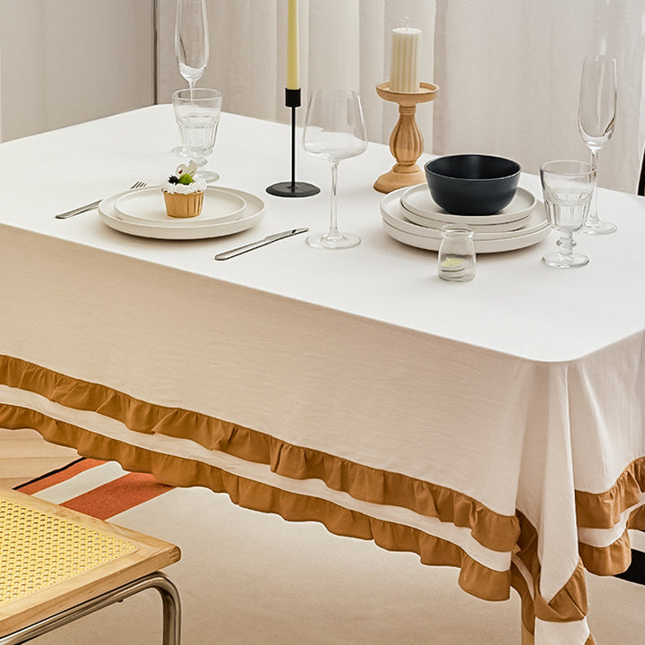 Rundtischdecke mit gestepptem Strukturrelief und zweilagigem Volant Karnz