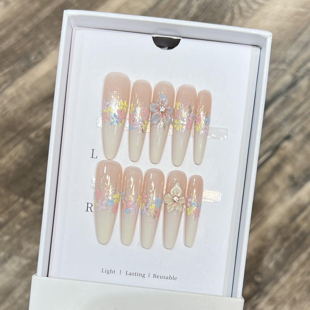 Dekoratives Press-On Nagelkunst-Set mit Edelsteinakzenten