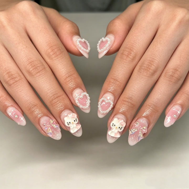 Verspielte Kunstnägel mit Herz- und Kitty-Motiven Karnz