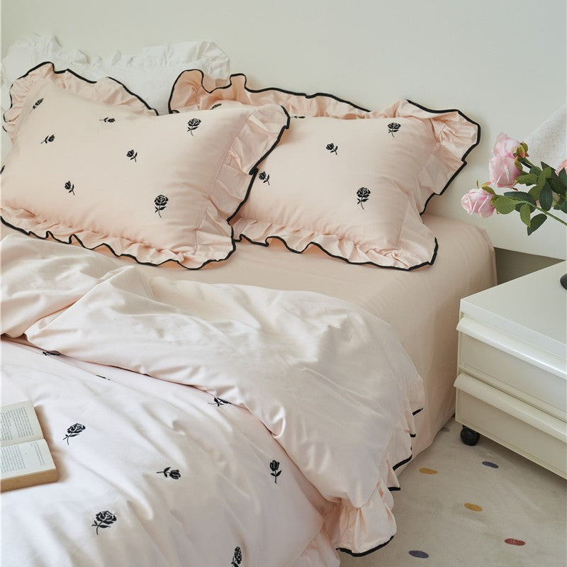 Bettgarnitur mit bestickten Rosen, Volant-Details und extra weichem Baumwollsatin