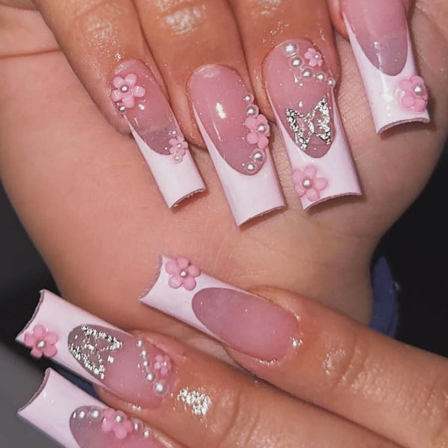 Kunstnagelset mit verspielten 3D-Blüten und Glitzerakzenten Karnz