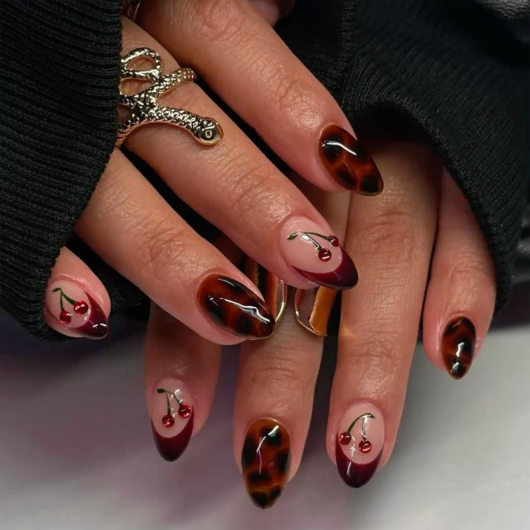 Kreative Nagelkunst im Cherries-Design Karnz