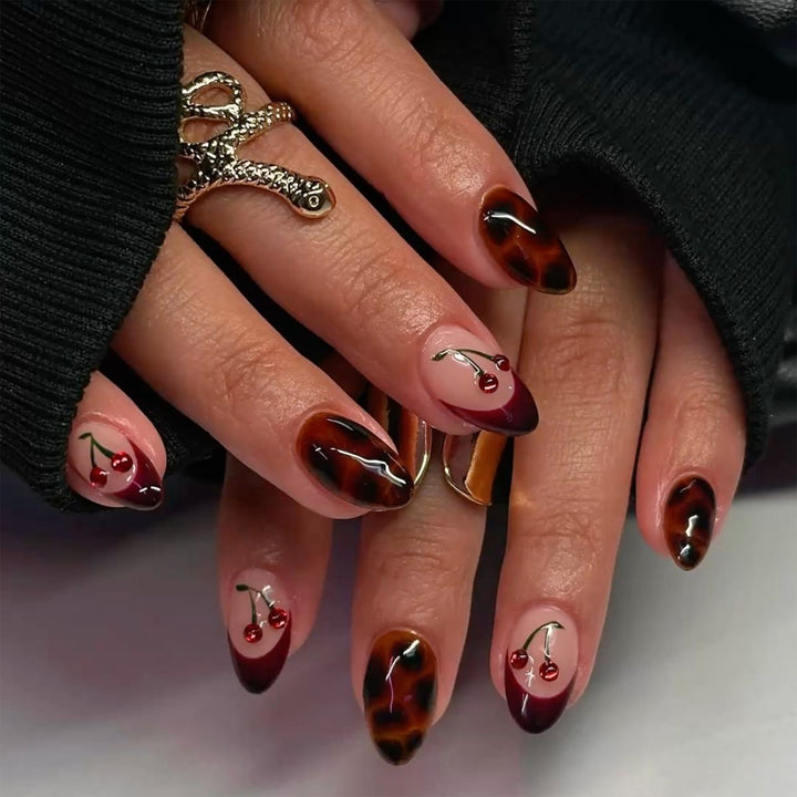 Kreative Nagelkunst im Cherries-Design Karnz