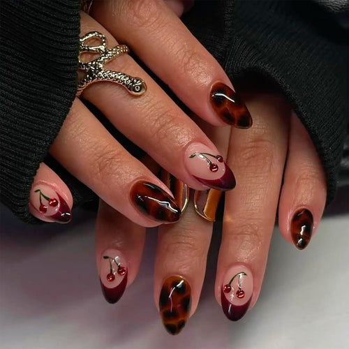 Kreative Nagelkunst im Cherries-Design Karnz