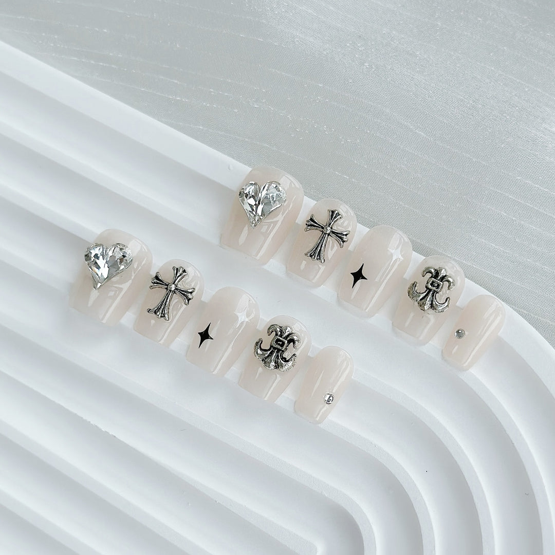 Künstlerisches Press-On Nagelkunstset mit Strass und glamourösen Akzenten