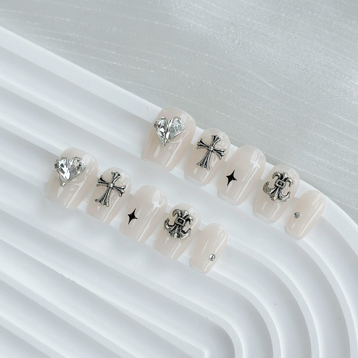 Künstlerisches Press-On Nagelkunstset mit Strass und glamourösen Akzenten
