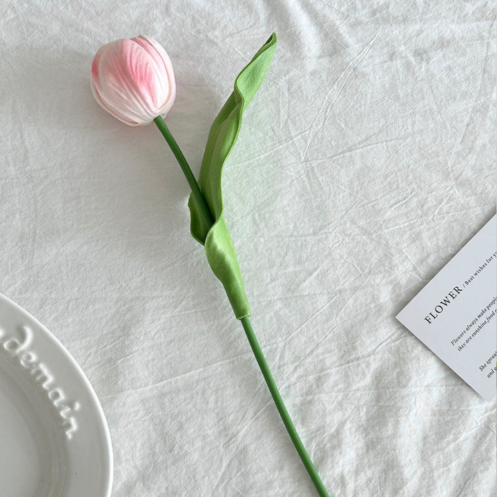 Realistische Kunst-Tulpenblumenstilkel