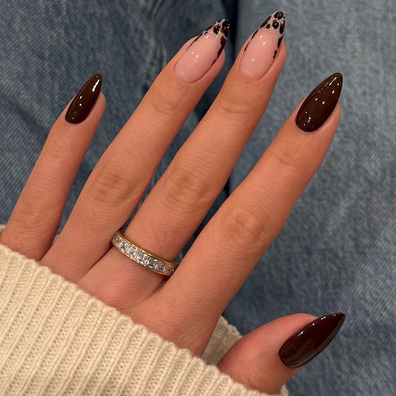 Kunstnagelset mit eleganten Designs Karnz