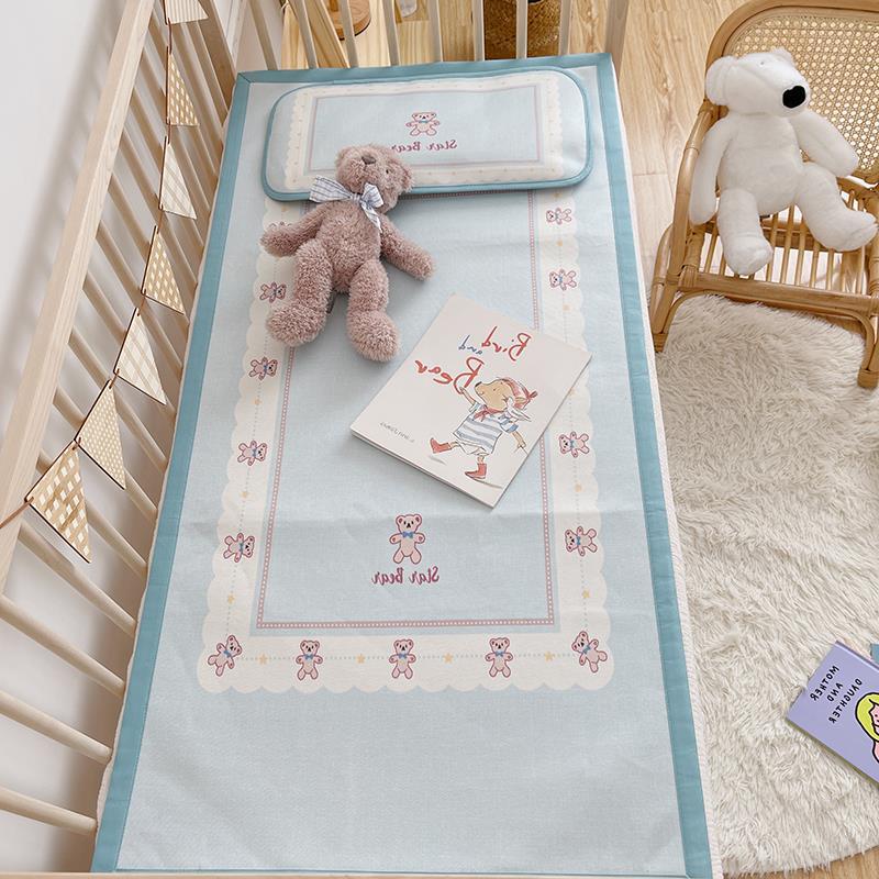 Gepolsterte Baby-Krippenauflage mit Gute‑Nacht-Print, rutschfester Unterseite und abwischbarem Bezug