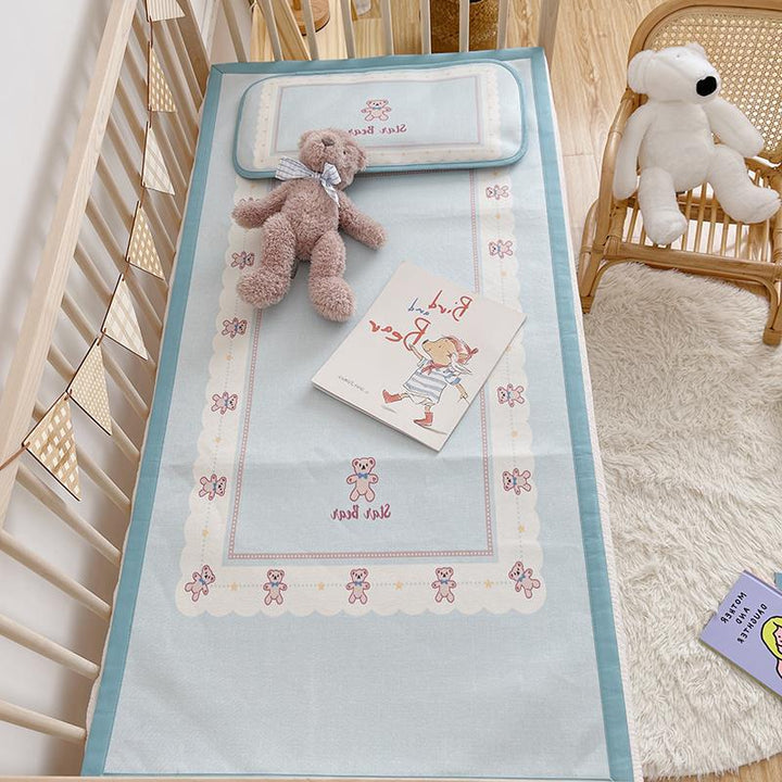 Gepolsterte Baby-Krippenauflage mit Gute‑Nacht-Print, rutschfester Unterseite und abwischbarem Bezug