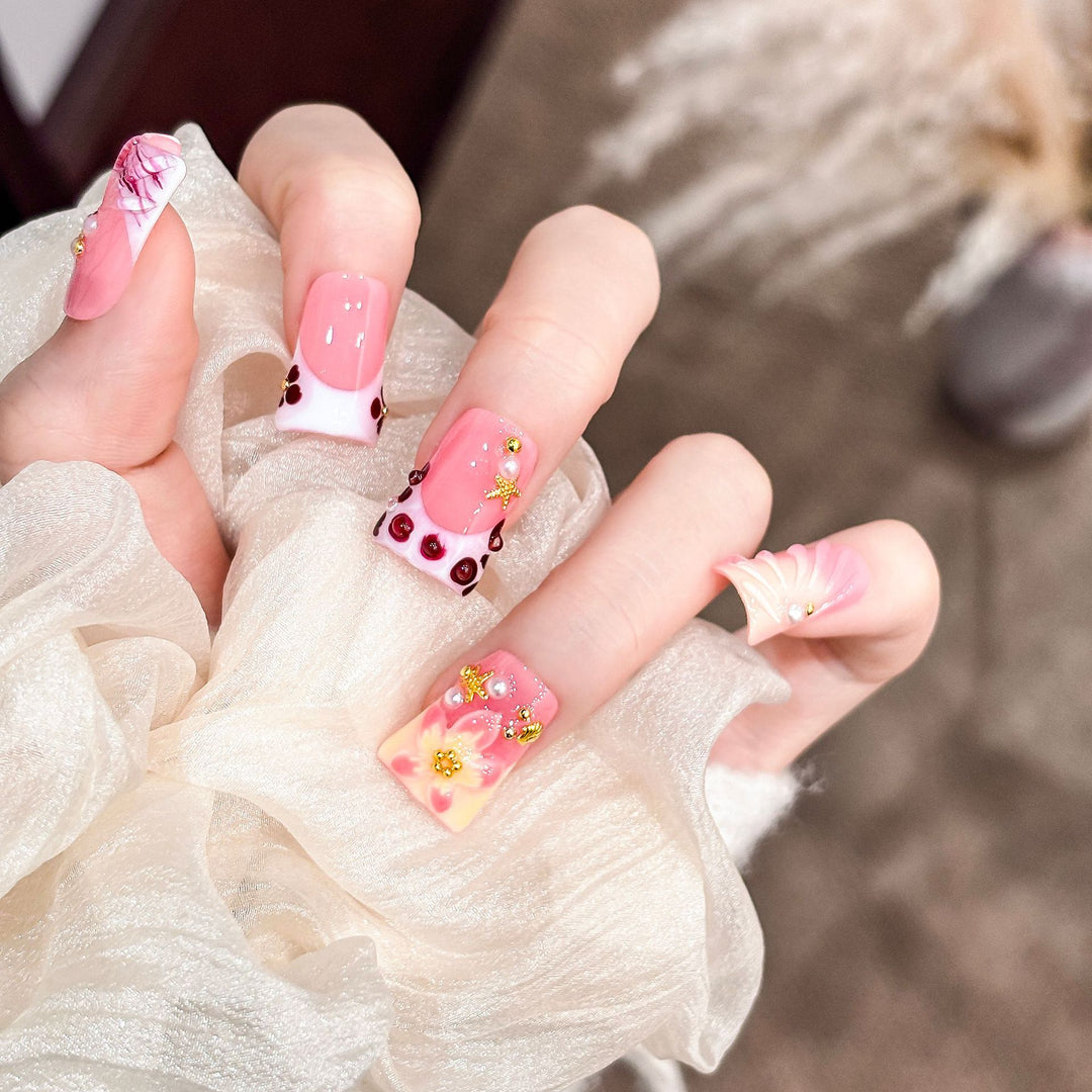 Künstlerisches Acryl-Nageldesign mit Edelstein-Akzenten