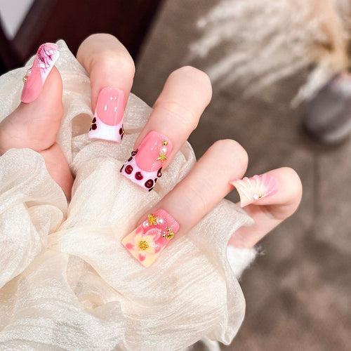 Künstlerisches Acryl-Nageldesign mit Edelstein-Akzenten