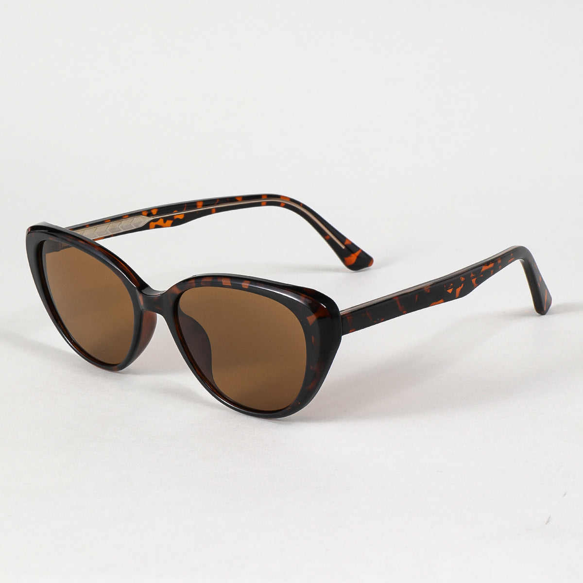 Damen moderne Sonnenbrille mit klassischem Schwung Karnz