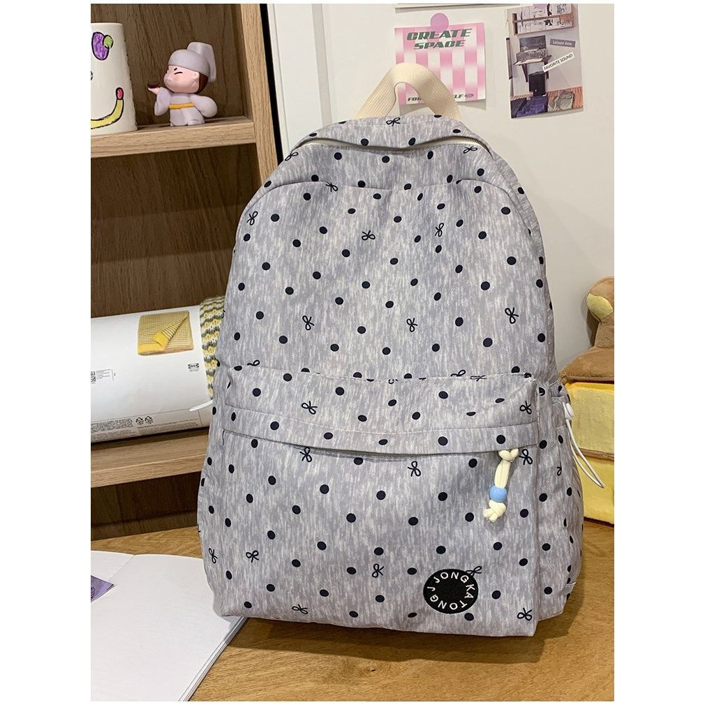 Verspielt gepunkteter Rucksack