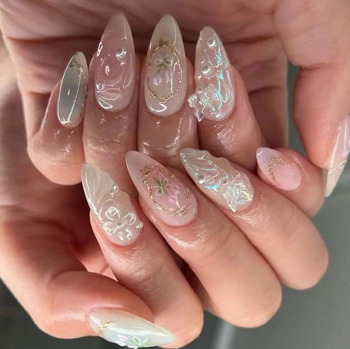 Elegante Kunstnägel mit holografischen und floralen Verzierungen Karnz