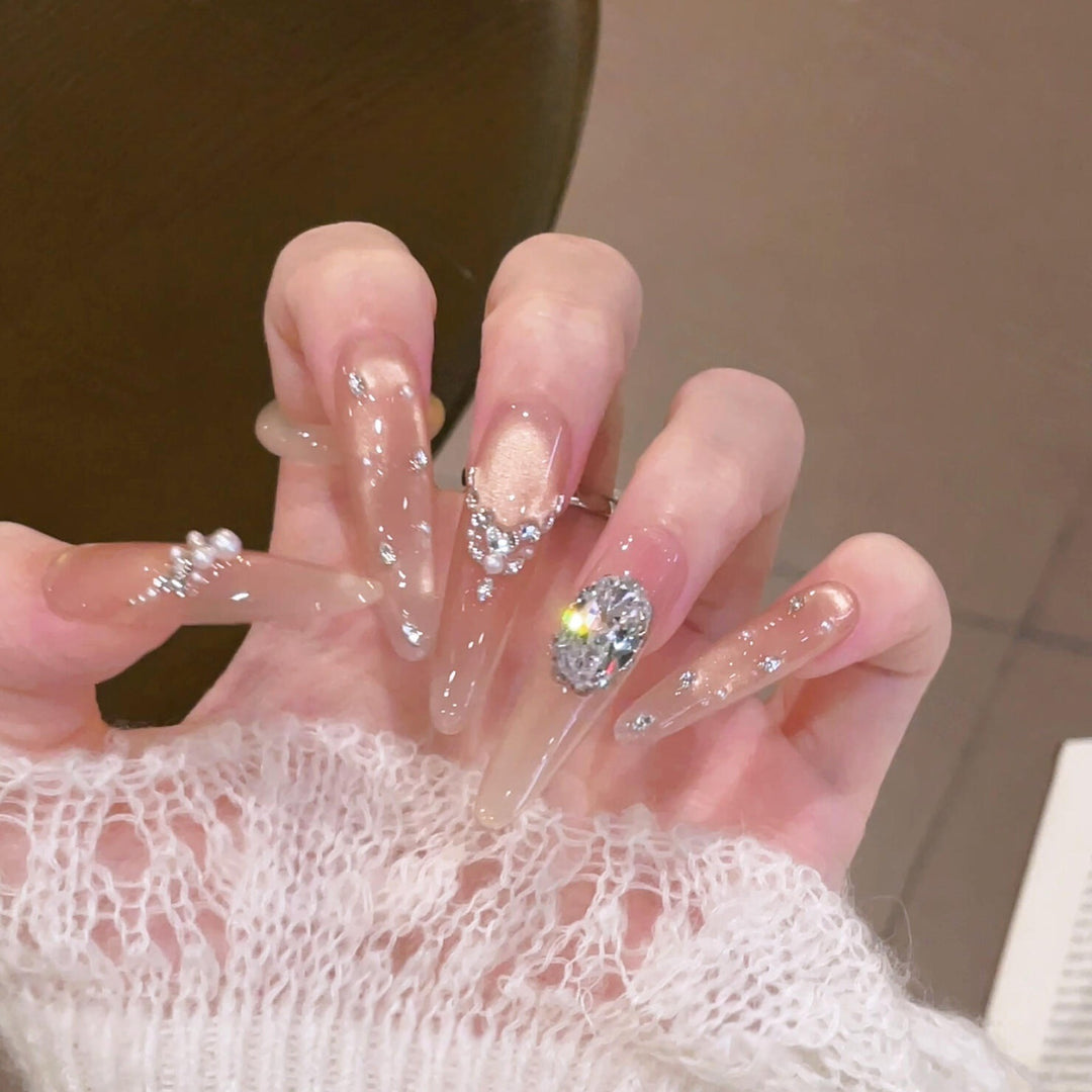 Kunstnägel mit Glamourösem Design Karnz