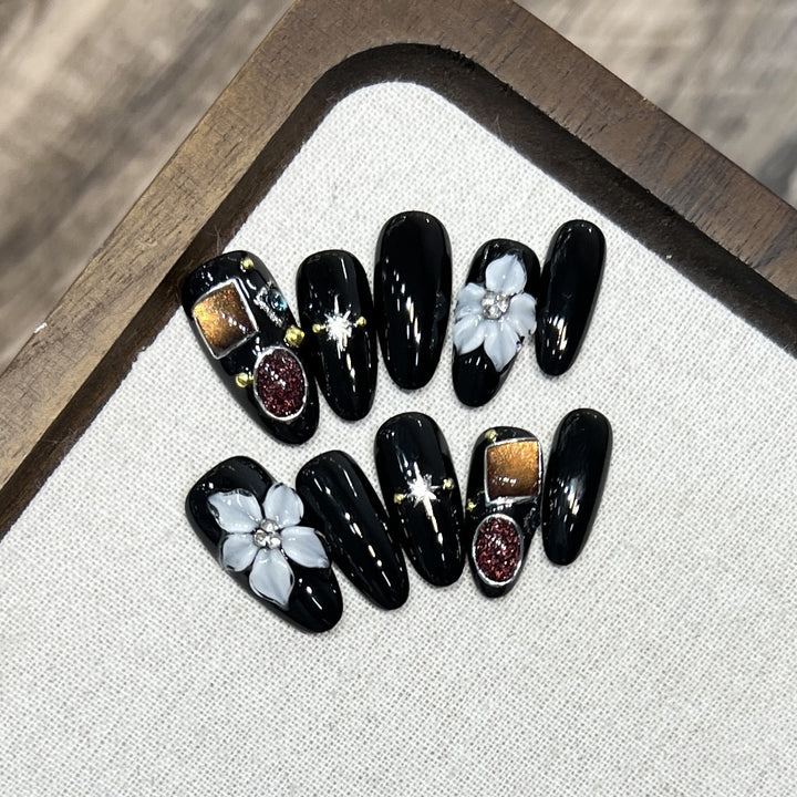 Dekoratives Press-On-Nagelkunstset mit floralen und Kristallakzenten Karnz