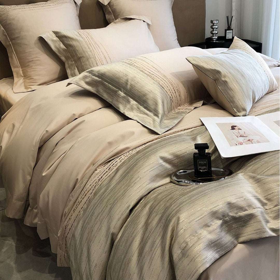Luxuriöses Satin-Bettwäsche-Set mit Jacquardstruktur und Zierkissen