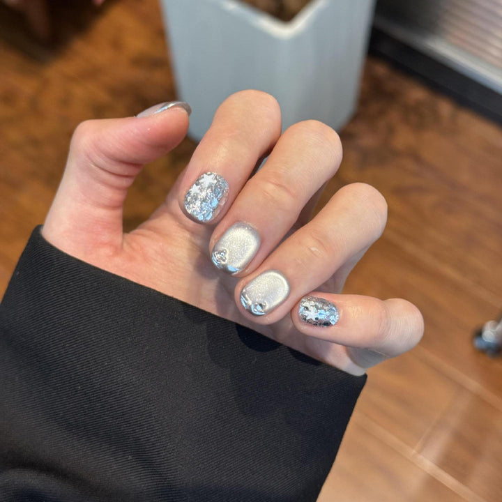 Glamouröse Kunstnägel mit Strahlendem Metallic-Finish Karnz